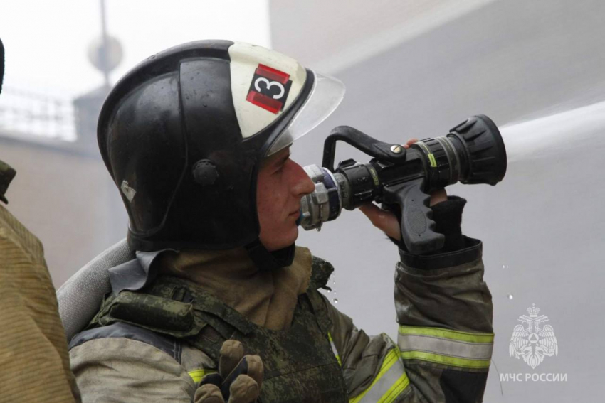 Спасатели потушили 12 пожаров за 24 часа в Ростовской области 