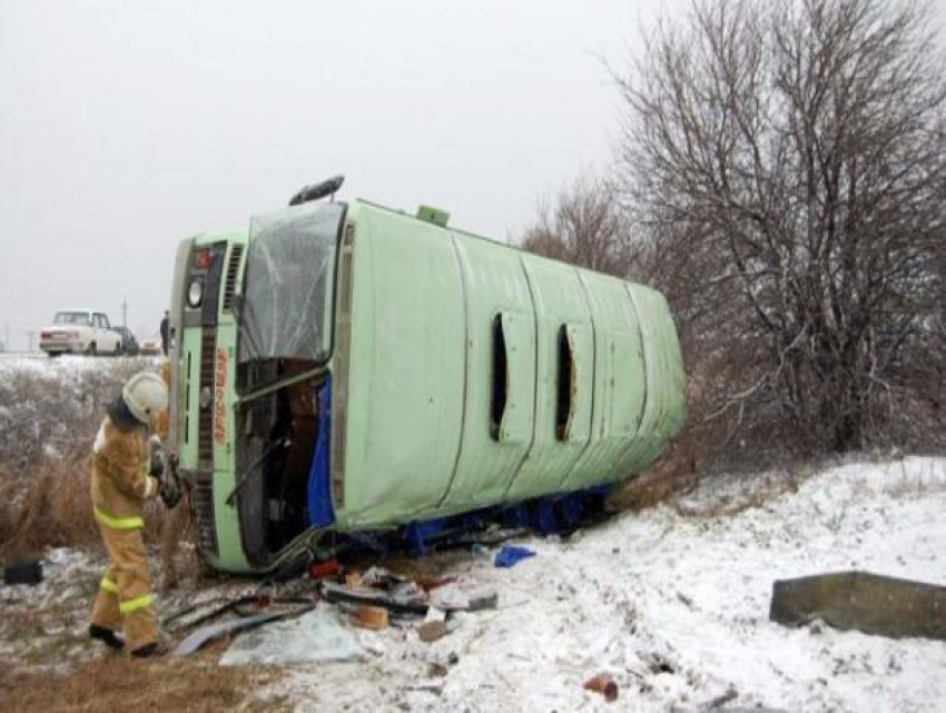 Автобус с шахтерами перевернулся на заснеженной трассе в Ростовской области