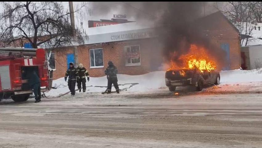 Женщина под давлением мошенников подожгла автомобиль около военкомата в Гуково – источник
