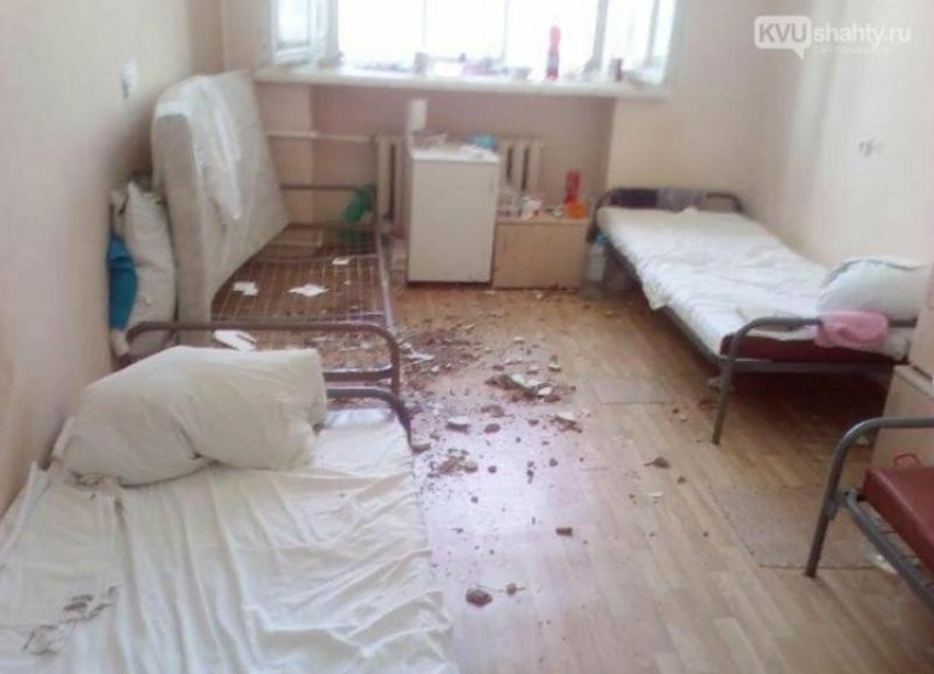 В палате ковидного госпиталя в Шахтах рухнул потолок