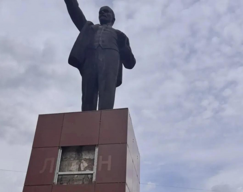 Вандалы разбили плитку на памятнике Ленину в парке Батайска