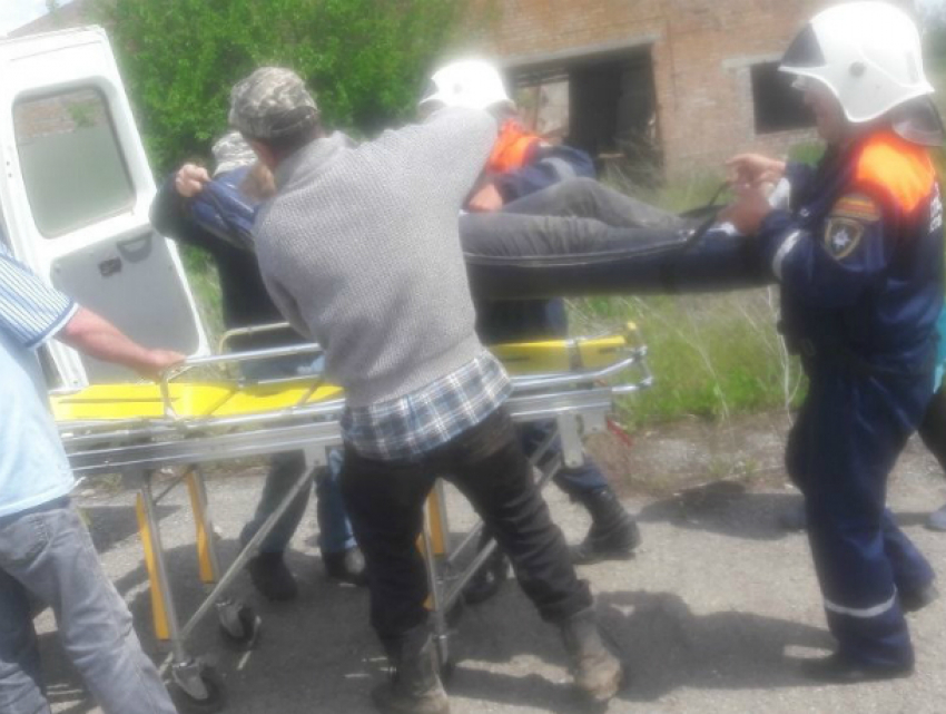 Мужчина погиб и его жена получила травмы после страшного обрушения фермы в Ростовской области