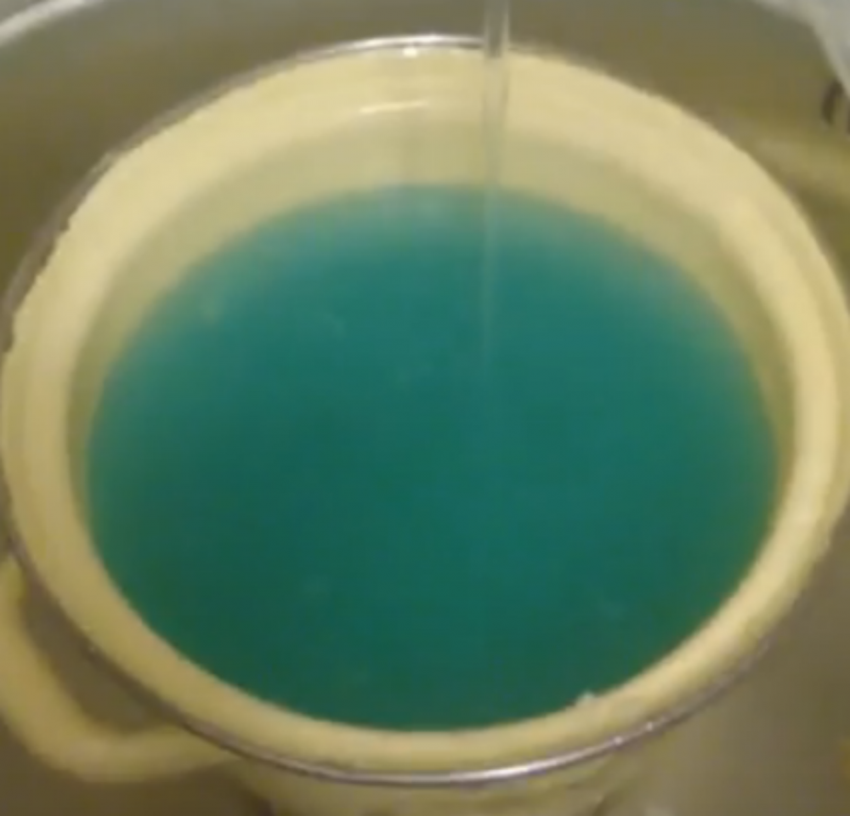 Голубая вода потекла из кранов в Батайске  