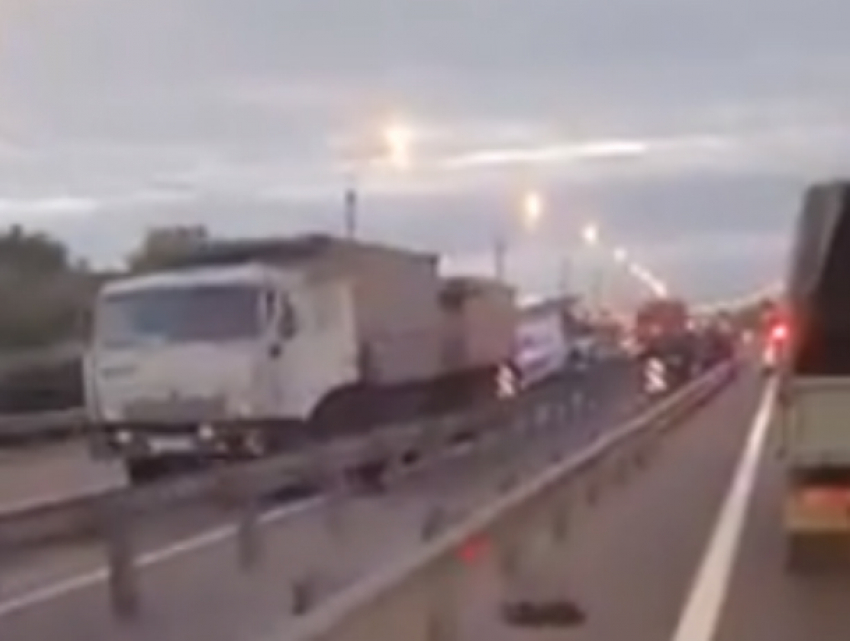 Вихляющий по трассе водитель внедорожника «убил» два грузовика в пробке под Ростовом на видео