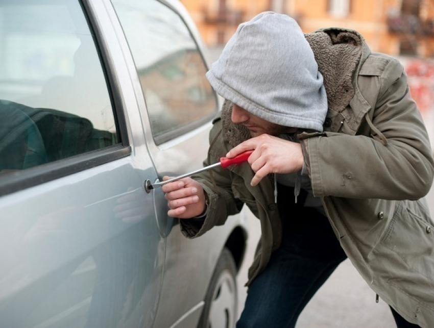 Двое ростовчан избрали своей профессией умелое воровство из автомобилей
