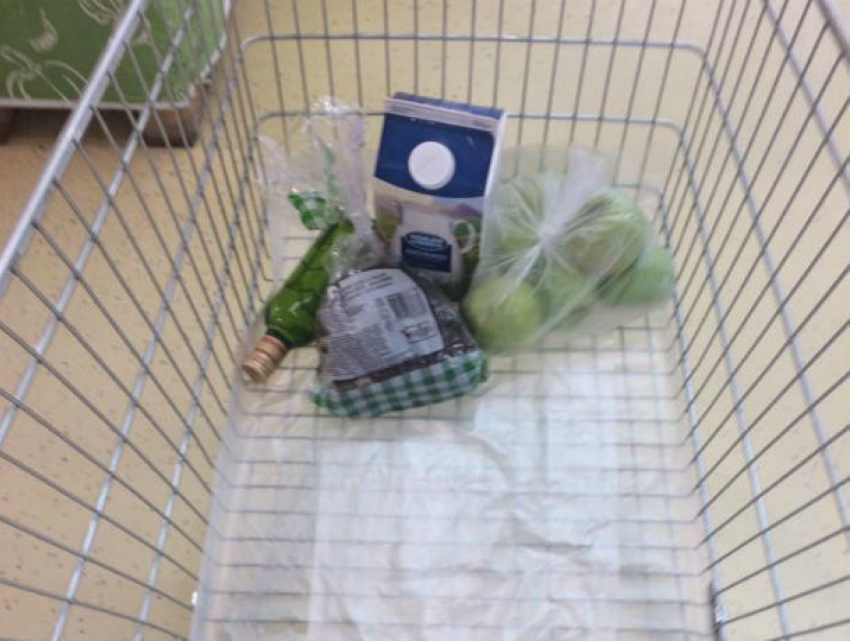 Застилающий пакетами дно тележки посетитель супермаркета спровоцировал жаркие споры о детях в Ростове