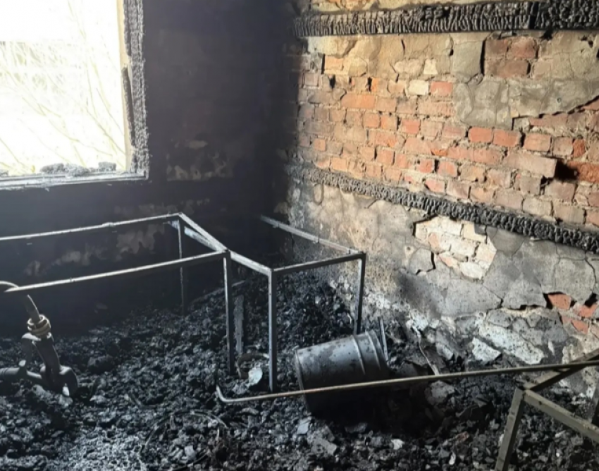 Двое подростков угодили в больницу после пожара в заброшке на Театральном в Ростове