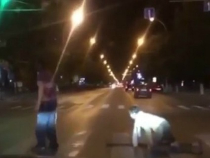 «Перебегавшая» дорогу «ползком» в центре Ростова вусмерть пьяная женщина попала на видео