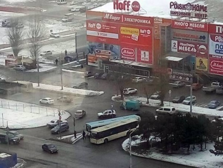 Водители ростовских автобусов устроили опасные гонки и попали в аварию
