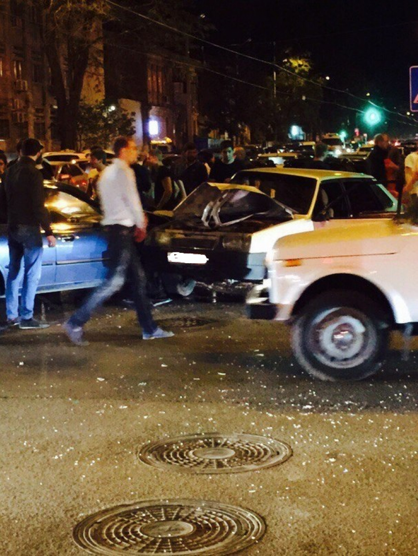 Две легковушки столкунулись ночью в центре Ростова