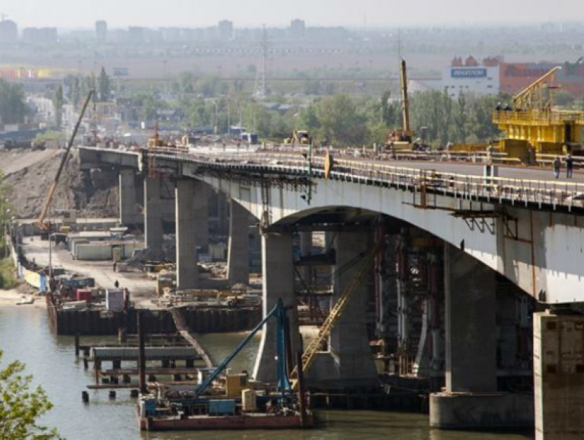 Бросающий камни в реку прохожий «пришиб» рабочего под Ворошиловским мостом в Ростове