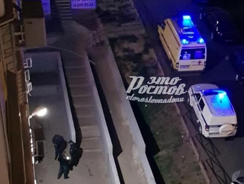 В Ростове молодая девушка выпала из окна многоэтажки