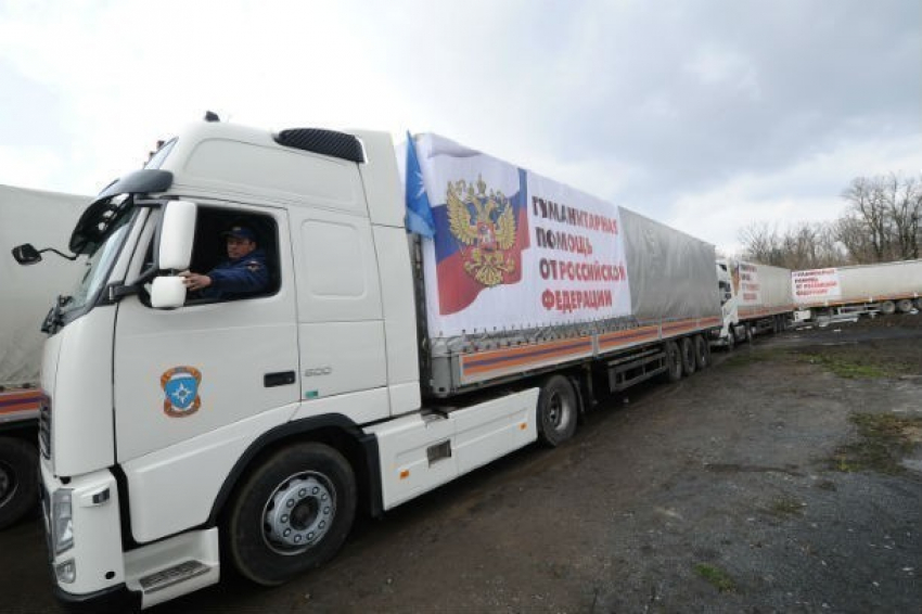 Колонна белых КамАЗов выдвинулась из Ростовской области в Донбасс