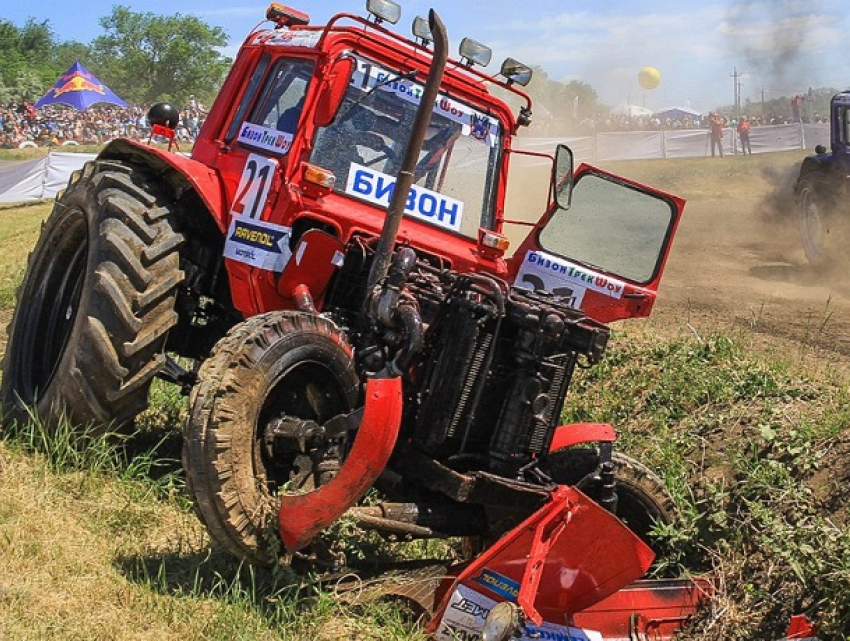 Красный трактор «сел на шпагат» на гонках под Ростовом