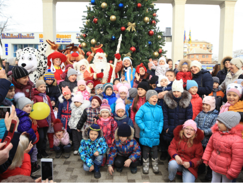 Новогодние чудеса в «Красном Аксае»: ГК «ЮгСтройИнвест» вручила ключи жителям третьего литера