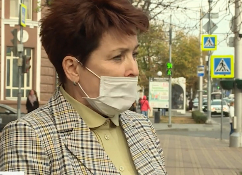 Опровергающая смерти от перебоев кислорода вице-мэр Елена Кожухова неправильно носит маску