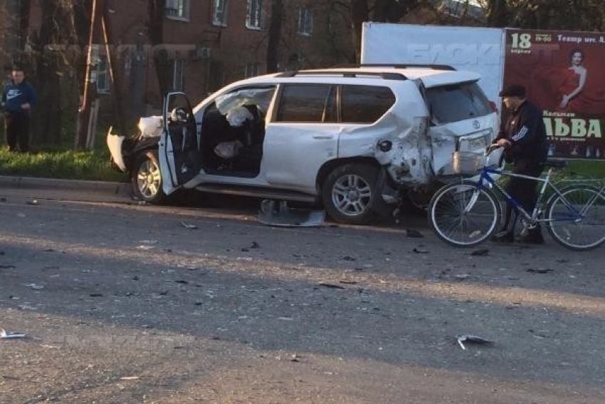 Столкновение бетономешалки и джипа в Таганроге попало на видео 