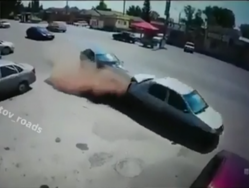 В Ростовской области водитель иномарки на скорости влетел в припаркованный автомобиль