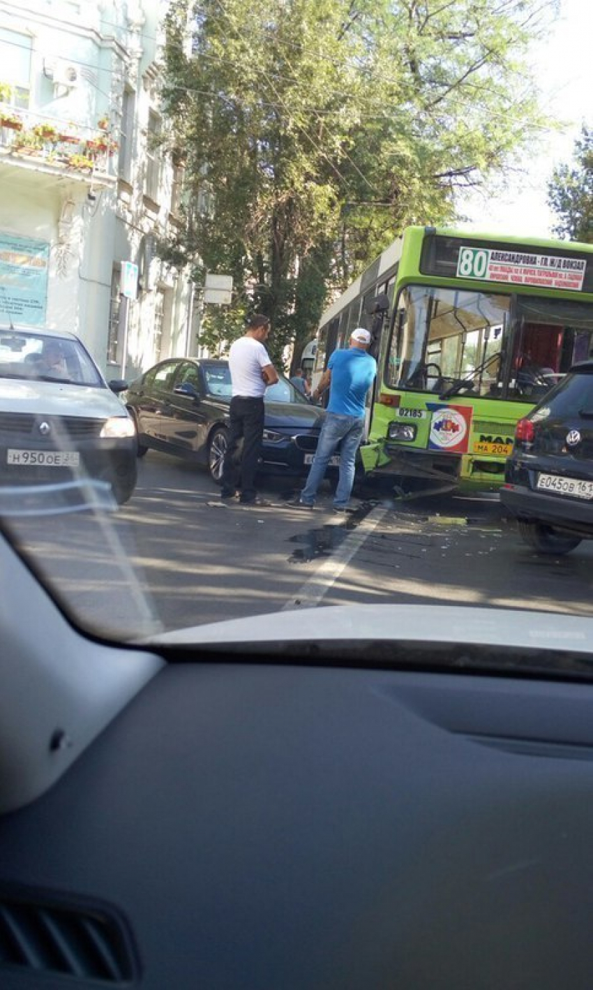 БМВ врезалась в пассажирский автобус в центре Ростова