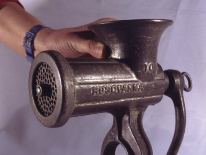 Мясорубкой проломил голову новому приятелю мужчина во время кухонной ссоры в Ростовской области