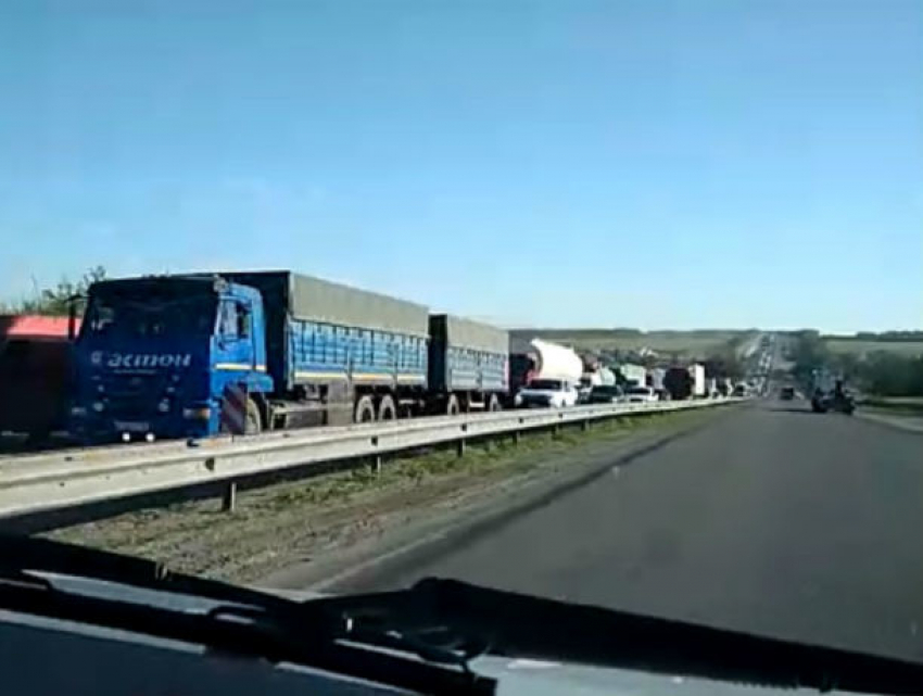  В огромную пробку попали сотни взбешенных утренним ремонтом дороги водителей под Ростовом