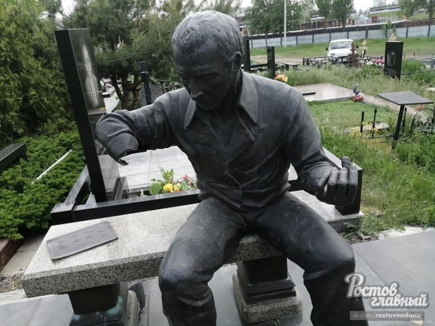 Вандалы разрушили часть могил на северном кладбище в Ростове