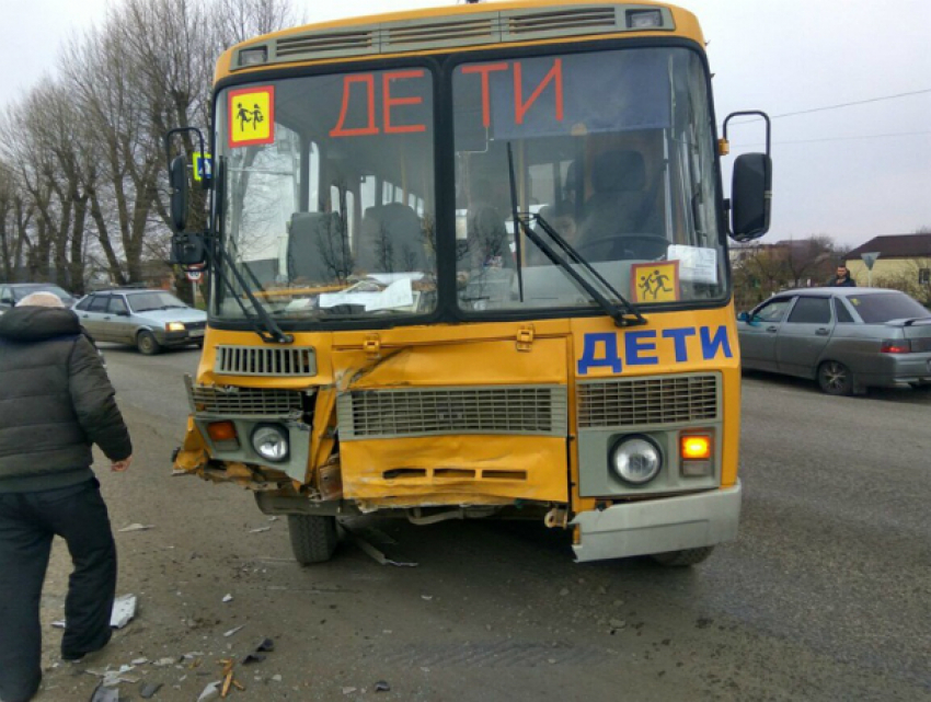 Школьный автобус с 20 детьми столкнулся с легковым авто в Ростовской области