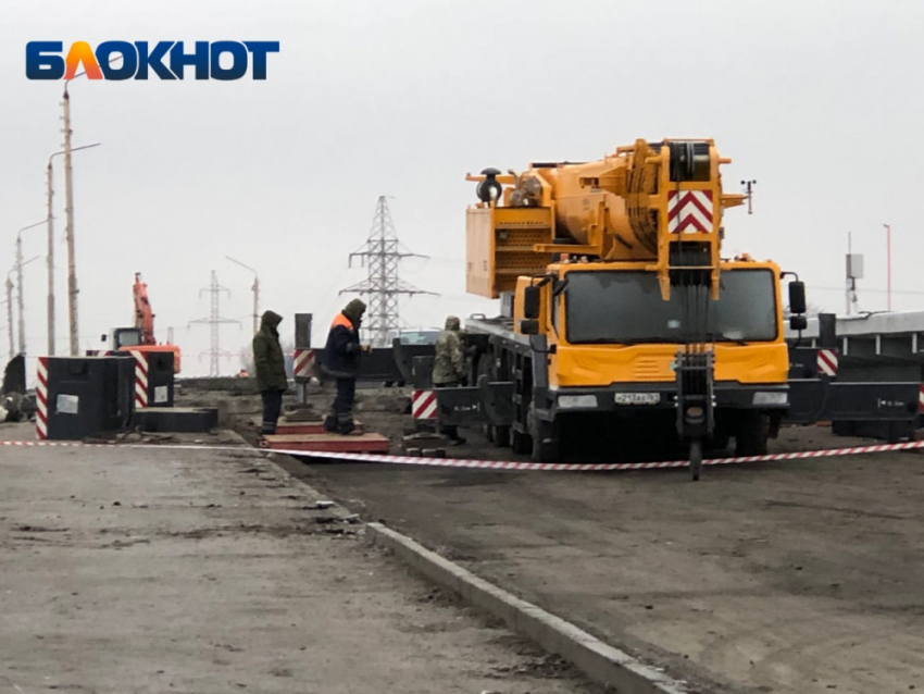 Ростовчанин потребовал разобраться с проездом «избранных» авто по закрытому мосту на Малиновского