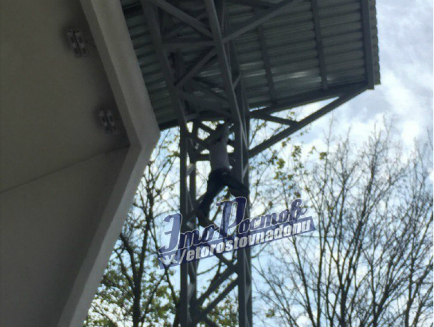 Опасные игры юного экстремальщика на главной сцене Ростова испугали прохожих