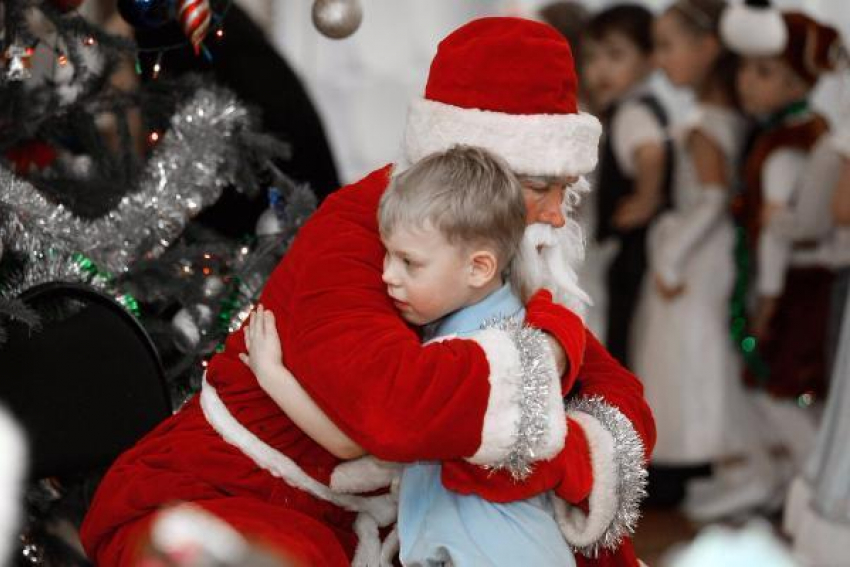 В новогоднюю ночь жителям Александровки дарил подарки настоящий Дед Мороз