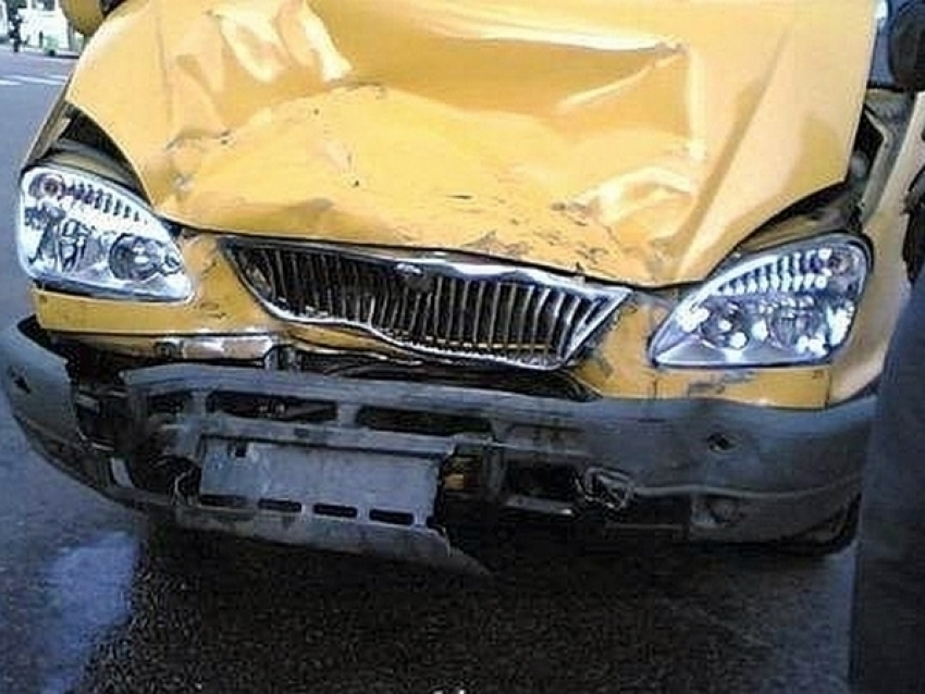 В Ростовской области в ДТП с участием маршрутки, КамАЗа и легковушек пострадали 5 человек