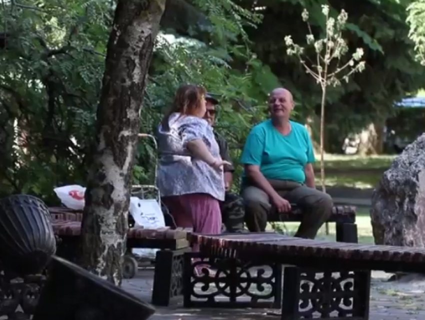 Жаркие танцы страстной «пышечки» в компании двух мужчин на бульваре Ростова попали на видео