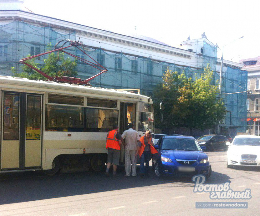 Трамвай в центре Ростова не поделил дорогу с иномаркой и «влетел» в машину