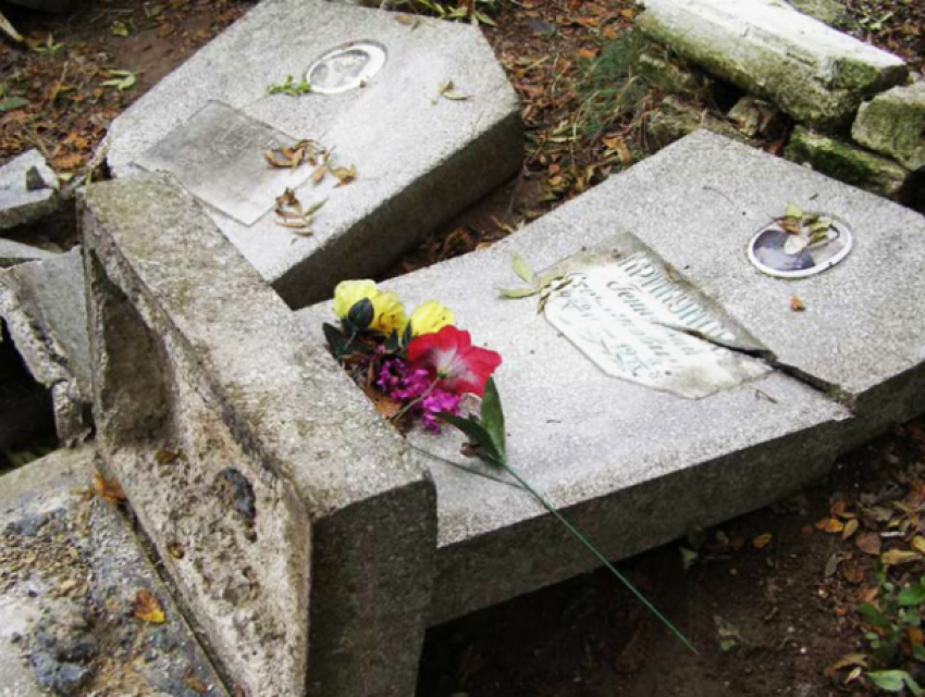 Мародеры надругались над десятками могил ветеранов на Северном кладбище Ростова