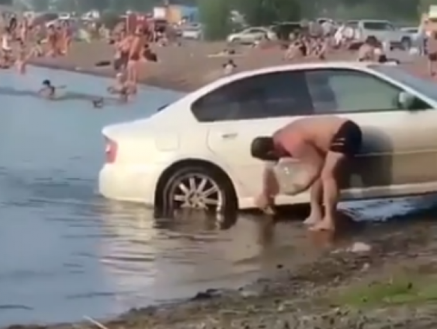Любовно намывающий машину на общественном пляже «водятел» взбесил ростовских яжемам