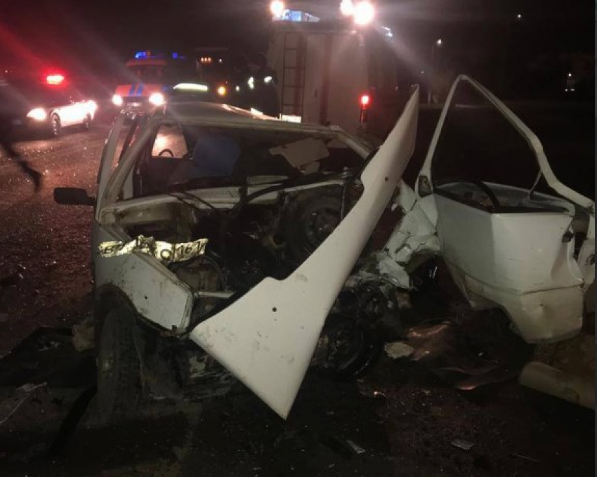 В смертельной аварии под Ростовом пострадала школьница и погиб водитель легковушки