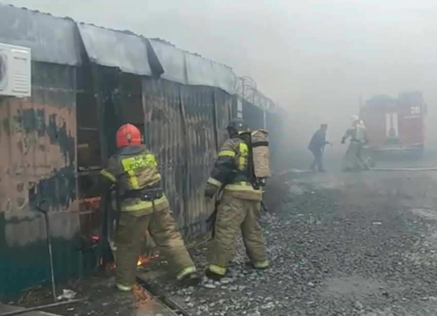 В Ростовской области загорелось здание на территории молокозавода