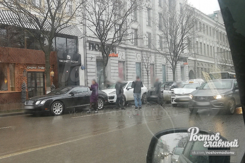 В центре Ростова столкнулись пять элитных иномарок и два такси