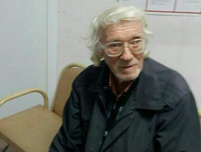Родственников потерявшего память пенсионера в очках разыскивают в Ростове