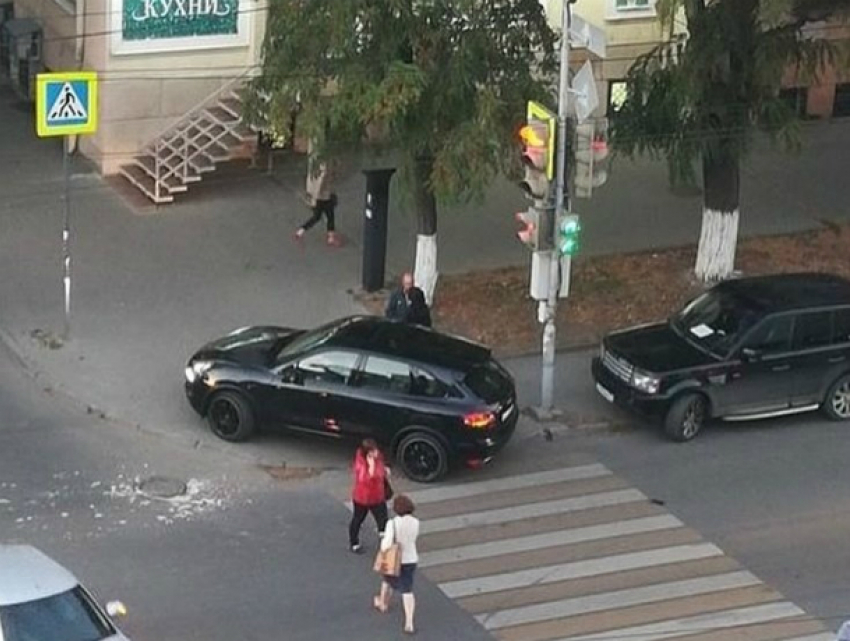 Очумелый мастер парковки заставил пешеходов нарушать ПДД в час пик в центре Ростова