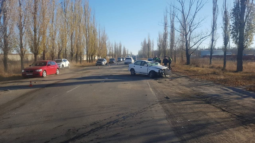 Водитель иномарки получил тяжелые травмы после ДТП с грузовиком в Ростовской области