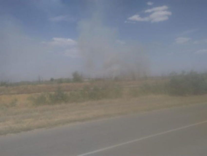 Спасатели три часа тушили пожар на поле под Ростовом