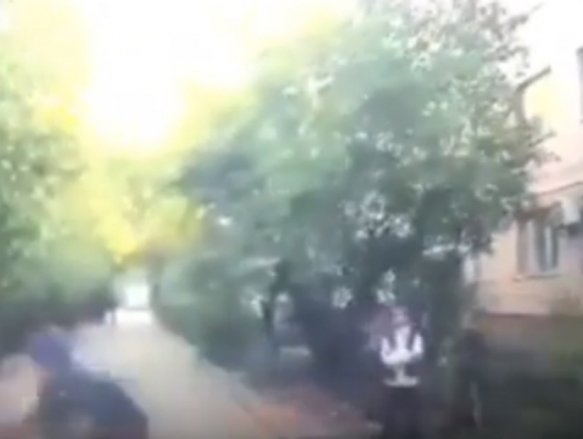 Опасные игры ребятишек под колесами машин во дворе Ростова попали на видео