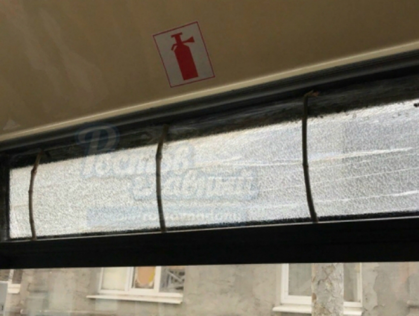 Автобус с заклеенным скотчем окном доездился до штрафа в Ростове