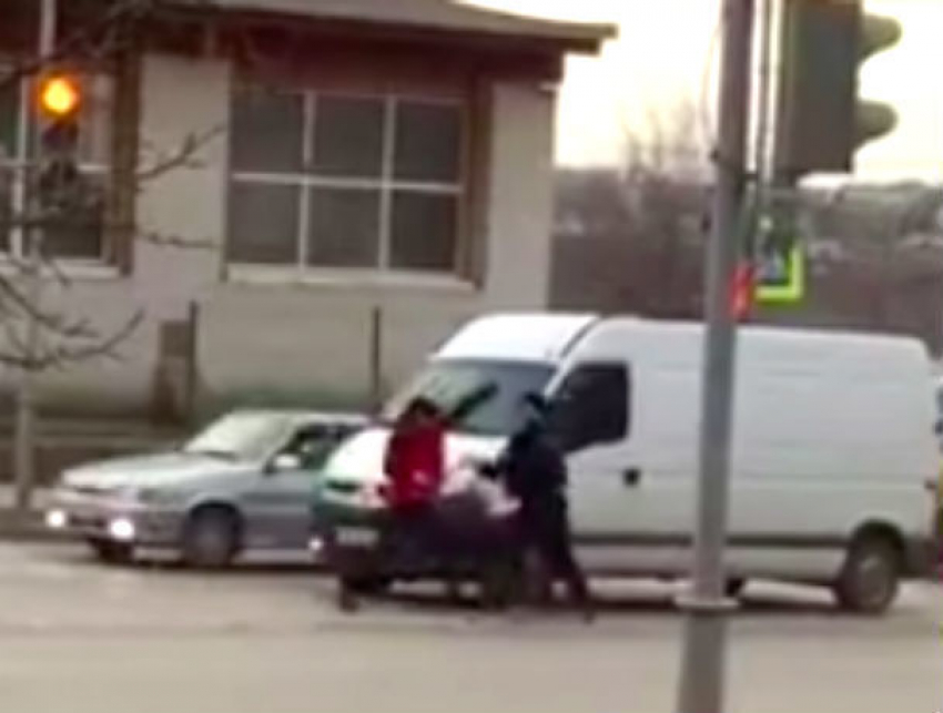 Жестокая драка двух мужчин на дороге в Ростове попала на видео: как в боевике 90-х годов