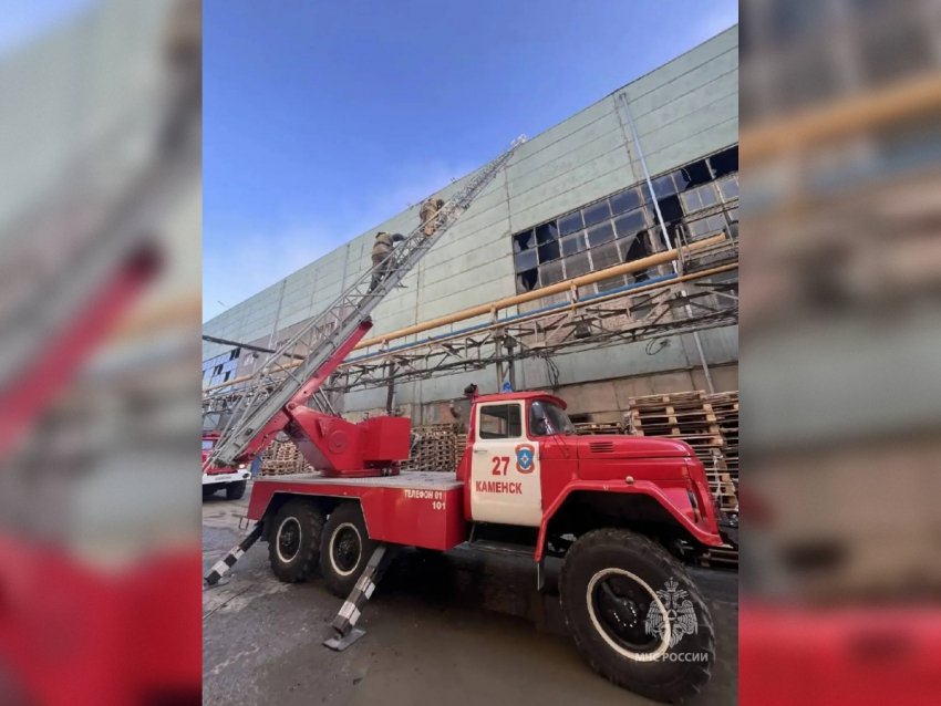 Пять человек доставили в больницу после пожара на стеклотарном заводе в Каменске-Шахтинском