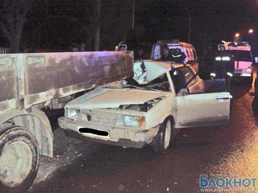 В Ростове-на-Дону ВАЗ-21099 протаранил эвакуатор 