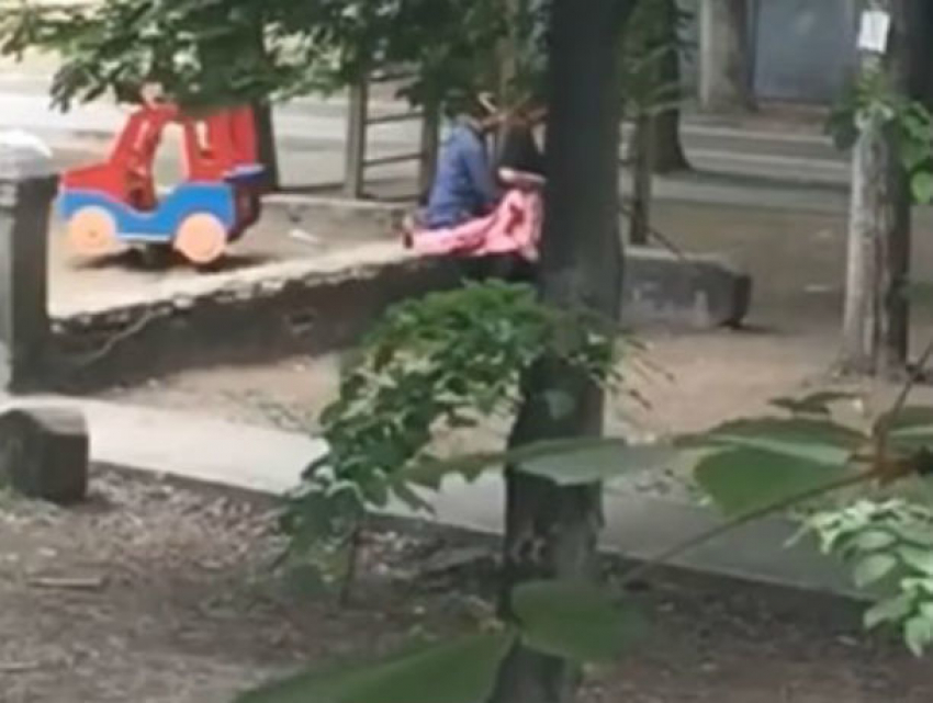 Секс-игры сладкой парочки на детской площадке попали на видео в Ростове