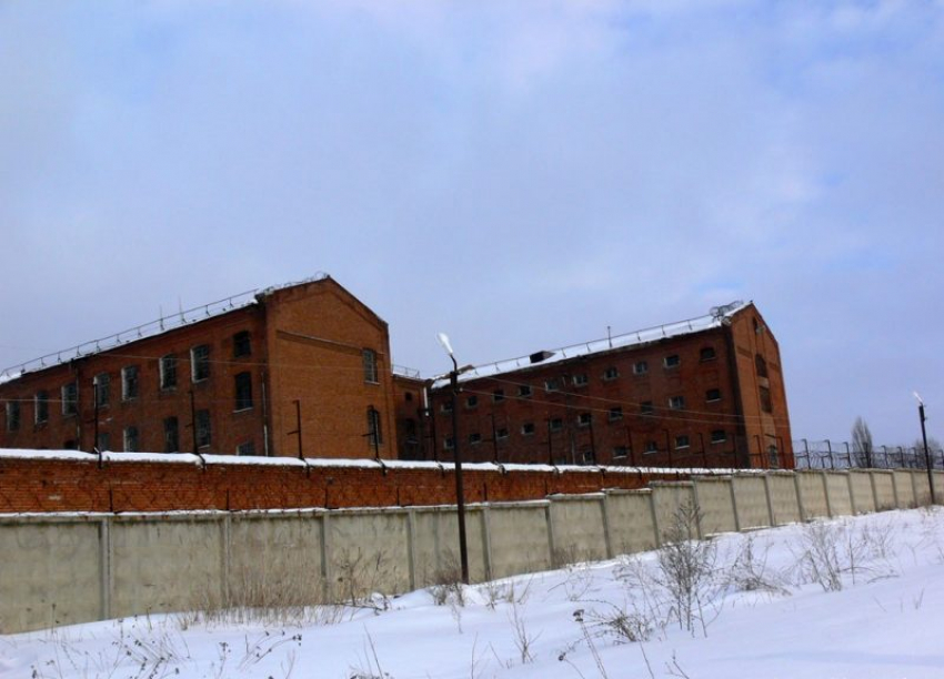 Надзиратель в СИЗО-3 передал телефон мошеннику и получил уголовку