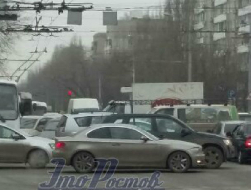 Транспортный «армагеддон» произошел на перекрестке в центре Ростова